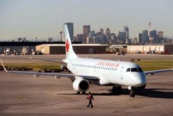 Pasangan Traveler Ini Temukan Belati di Kursi Pesawat Kanada