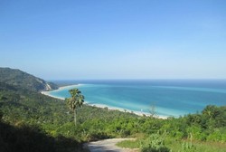 Pantai di Kupang Ini Dihiasi oleh Batu Warna-warni