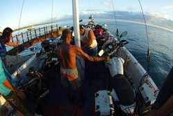 Pengalaman Melintasi Selat Sape di Sumbawa Dengan Kapal Phinisi