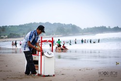 Rejeki Cilok di Pantai Sawarna