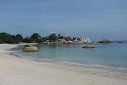 Pesona Laskar Pelangi di Pantai Tanjung Tinggi
