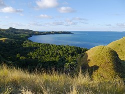 Cantiknya Labuan Bajo dari Atas Bukit