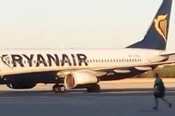 Telat, Traveler di Spanyol Kejar Pesawat di Landasan Pacu