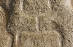 Lagi Liburan, Traveler Ini Tak Sengaja Temukan Ukiran Batu 400 Tahun