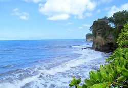 Syahdunya Pemandangan Pantai Batu Karas dari Atas Bukit