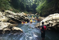 Asyiknya Main Air di Green Canyon, Pangandaran