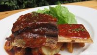 Nyamm! Enaknya Iga Panggang Berlumur Saus BBQ yang Empuk Gurih