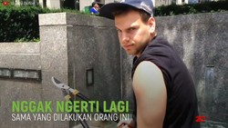 Pria Ini Keliling New York City untuk Hancurkan Tongsis Milik Turis