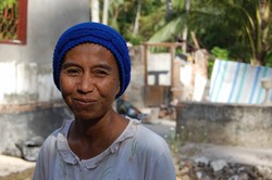 Senyum Ibu yang tak goyah diguncang gempa