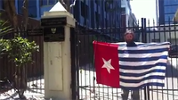Video Saat Bendera OPM Berkibar di KJRI Melbourne
