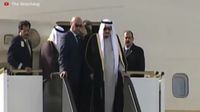 Melihat Raja Salman Turun dari Pesawat dengan Eskalator Pribadi