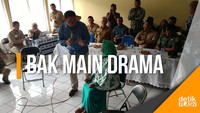 Adegan Ridwan Kamil Ilustrasikan Pemindahan Warga ke Rumah Deret
