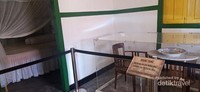 Bagian tengah rumah yang diisi ruang tamu dan kamar tidur Bung Karno beserta istrinya, ibu Inggit
