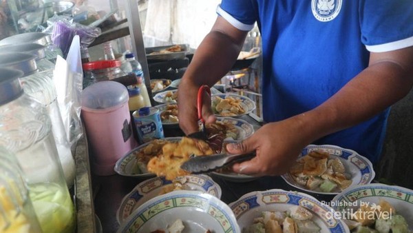 Yang membedakan dengan tahu campur adalah adanya potongan gimbal udang atau bakwan udang berukuran besar