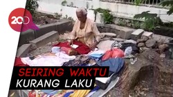Cerita Haru Mbah Salami 52 Tahun Berjualan Baju Bekas