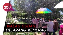 Warga Bekasi Tetap Ziarah Makam, Meski Lebaran di Tengah Pandemi