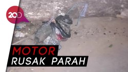 Pohon Tumbang Timpa Motor di Jaktim, 1 Orang Luka