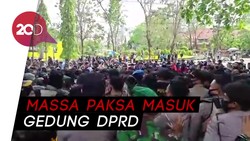 Massa Aksi di DPRD Kabupaten Sukabumi: Dorong Polisi hingga Lempar Botol