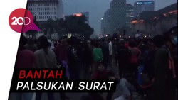 Massa BEM SI Bubar dari Patung Kuda, Massa Lain Bertahan
