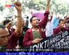 Aksi Mahasiswa UISU di Depdiknas 