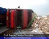 Truk Tepung Tapioka Terguling