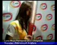 Luna Maya Pembawa Obor Olimpiade