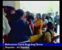 Mahasiswa Sahid Bagi-bagi Beras