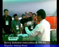 Danny Setiawan Mencoblos di TPS 01