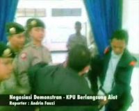 Negosiasi Demonstran - KPU Berlangsung Alot