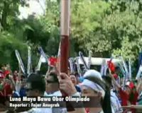 Luna Maya Bawa Obor Olimpiade