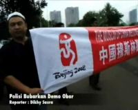 Polisi Bubarkan Demo Obor