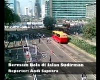 Bermain Bola di Jalan Sudirman