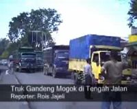 Truk Gandeng Mogok di Tengah Jalan