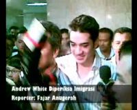 Andrew White Diperiksa Imigrasi