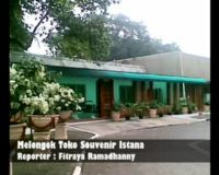 Melongok Toko Souvenir Istana