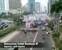 Demonstran Padati Bundaran HI