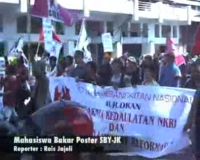 Mahasiswa Bakar Poster SBY-JK