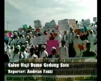 Gedung Sate Didemo Calon Haji