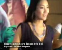 Happy Salma Mesra dengan Pria Bali