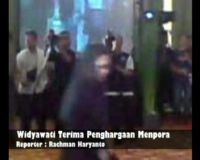 Widyawati Terima Penghargaan Menpora