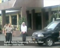 Fadhil Satria Pengacung Pistol ke Biker