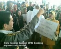 Guru Honorer Demo di DPRD Bandung  