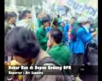 Mahasiswa Bakar Ban di Depan Gedung DPR