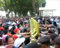 Polisi dan Buruh Sampoerna Saling Dorong