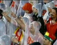 Hujan Tak Surutkan Pesta Fans Spanyol