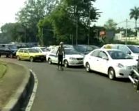 Aksi Polisi Bersepatu Roda