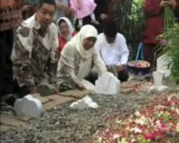 Khofifah Nyekar Sebelum Nyoblos