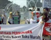 Puluhan Ibu Tuntut Buku Gratis