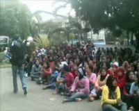 Buruh Pabrik Tekstil Mogok Kerja