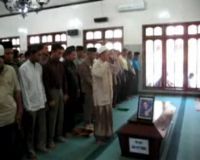 Kapolda Jatim Salati Jenazah Korban Ryan